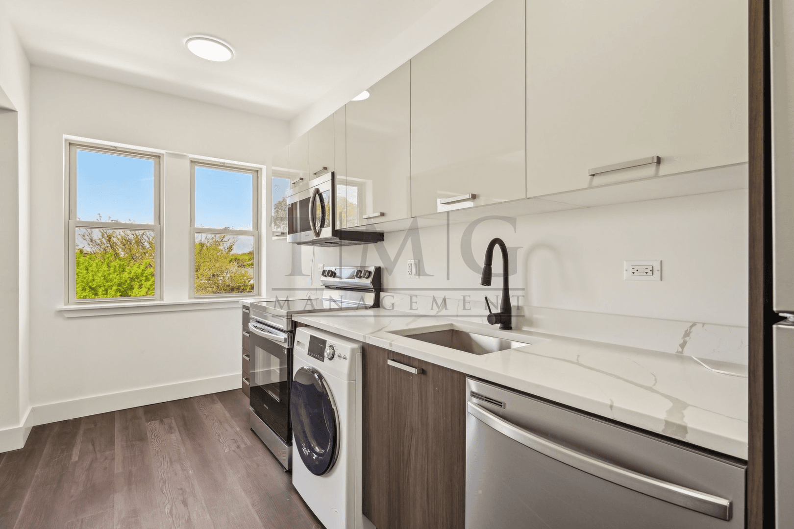 Chicago Apartment: 1555 W. Hollywood Avenue #208