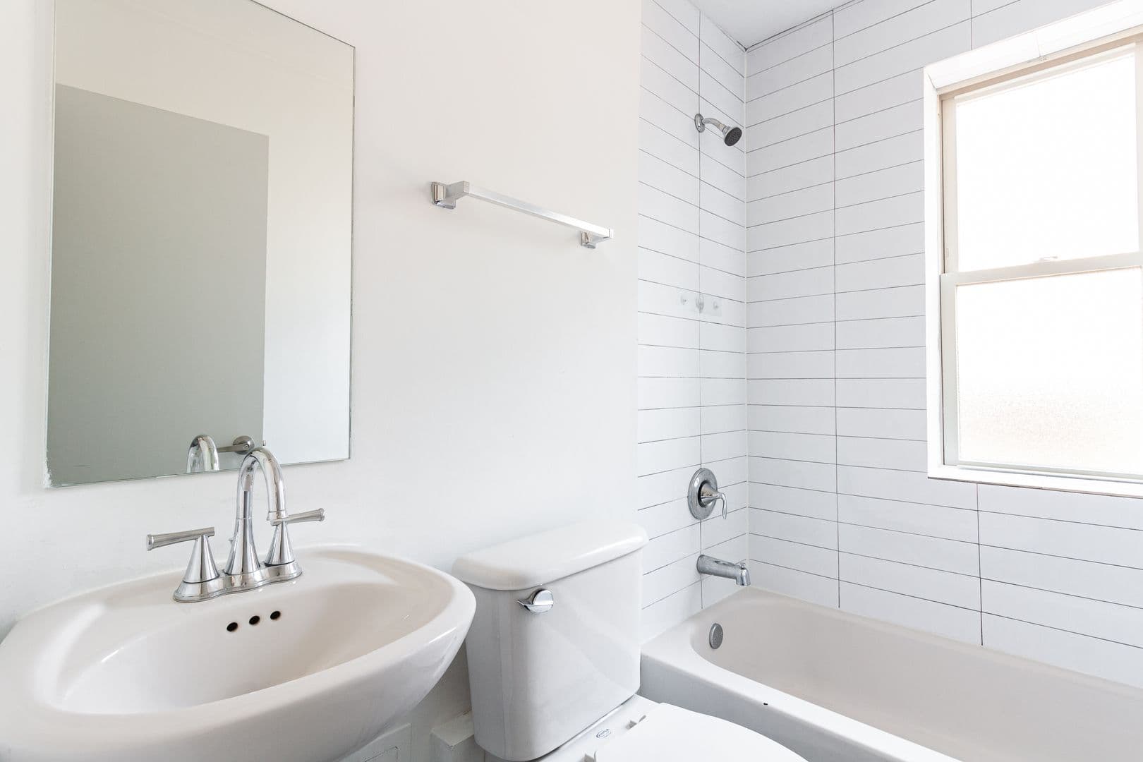 Chicago Apartment: 925 W Carmen Ave. #4F