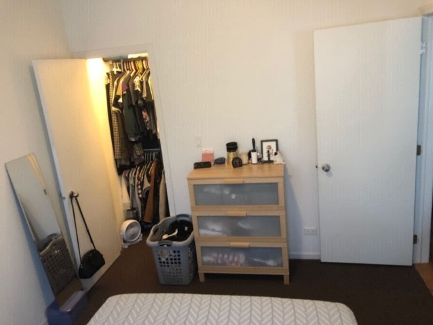 Chicago Apartment: 5054 N. Winthrop Ave. #213