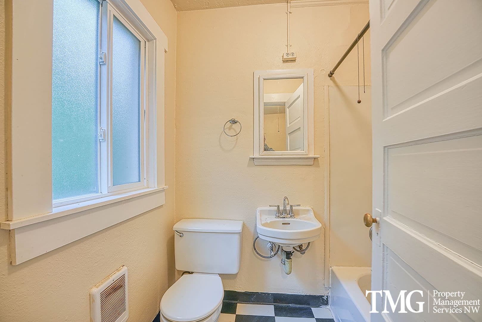 Portland Apartment: 2733 NW Thurman St.