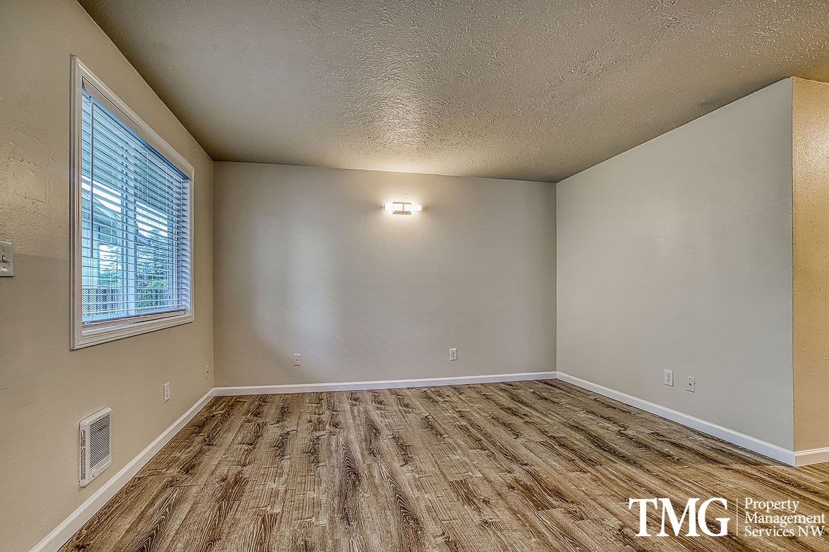 Portland Apartment: 1313 NE 131st Pl.
