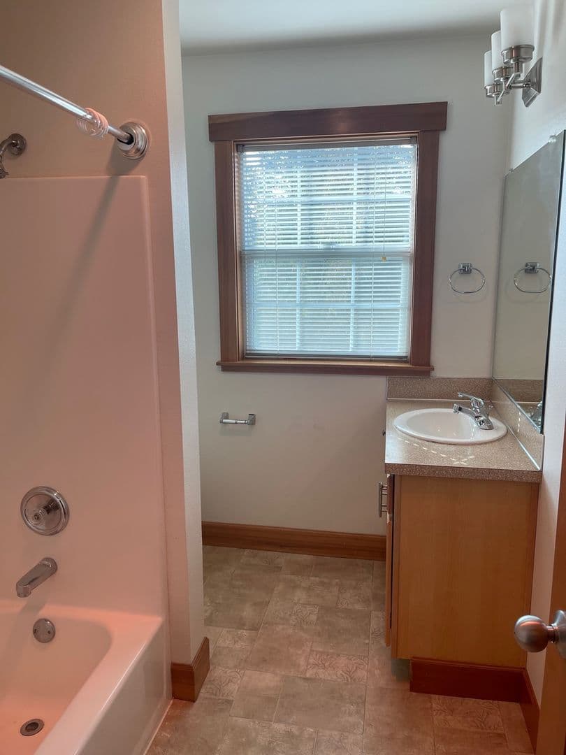 Portland Apartment: 5026 NE 31st Avenue