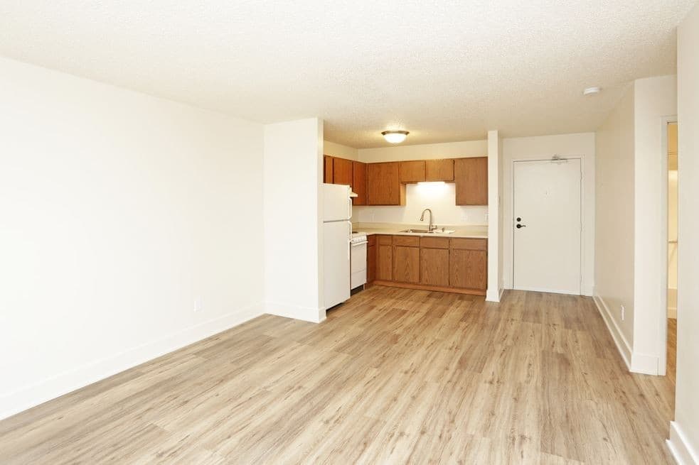 Des Moines Apartment: 200 Grand Avenue