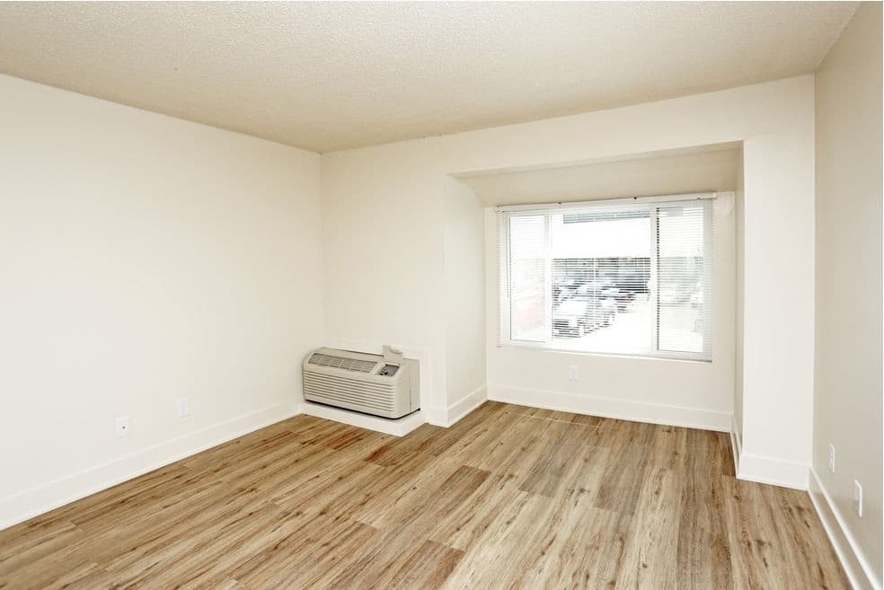 Des Moines Apartment: 200 Grand Avenue