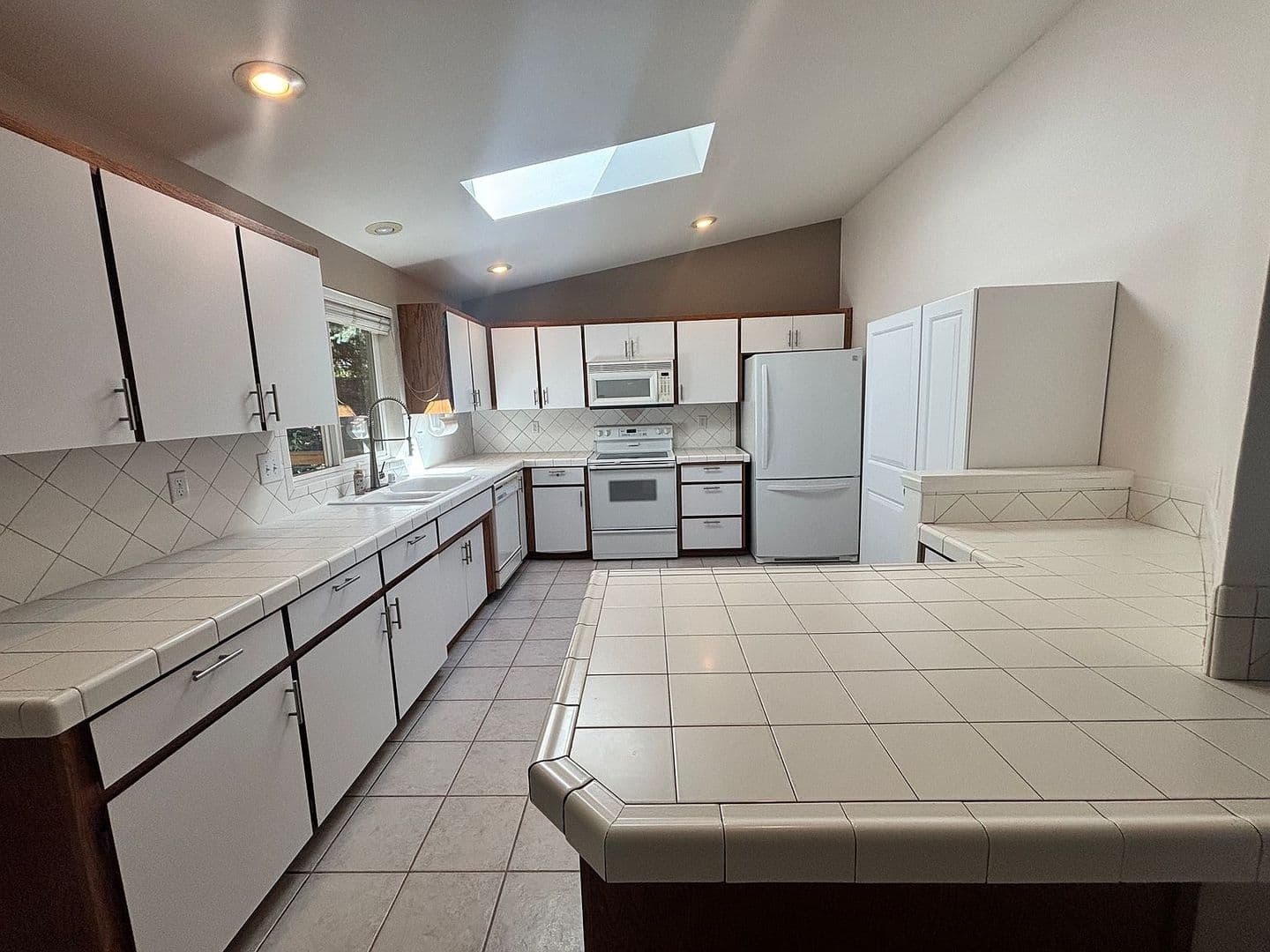 Everett House: 531 48th Pl SE