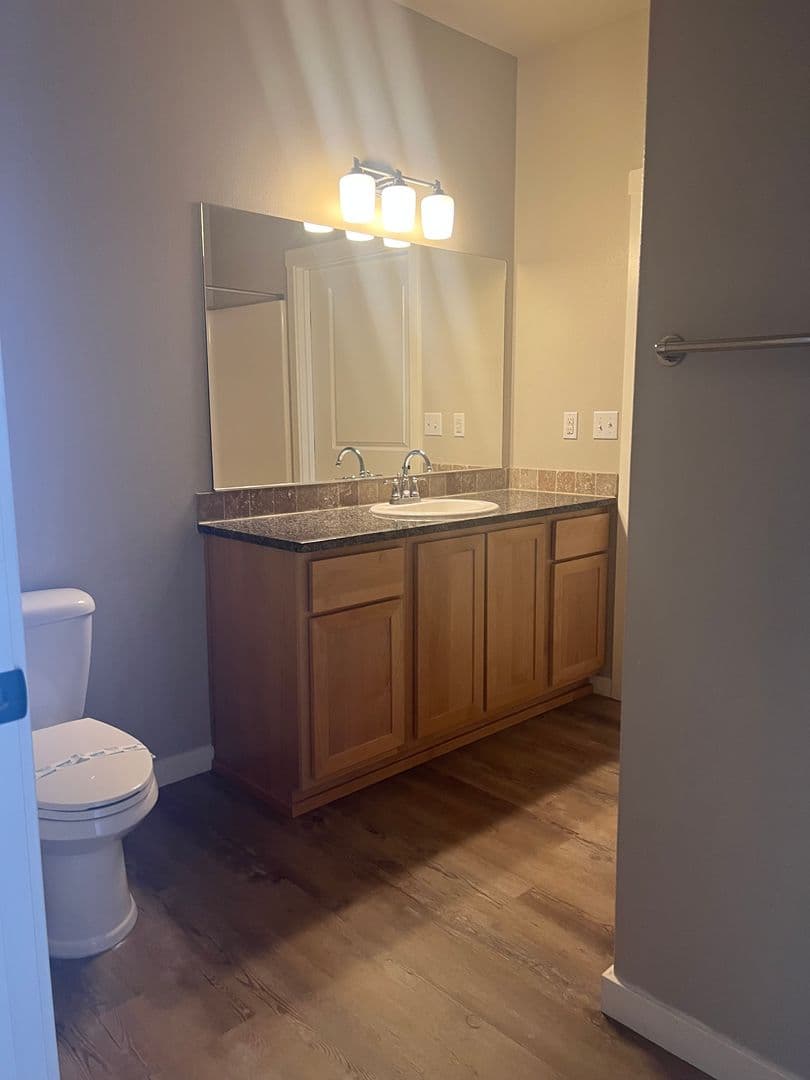 Vancouver Apartment: 608 NE 86th St