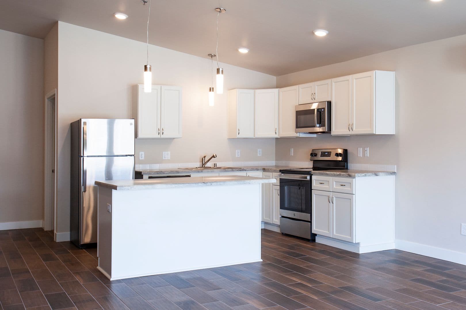 Kennewick Apartment: 5100 W Clearwater Ave