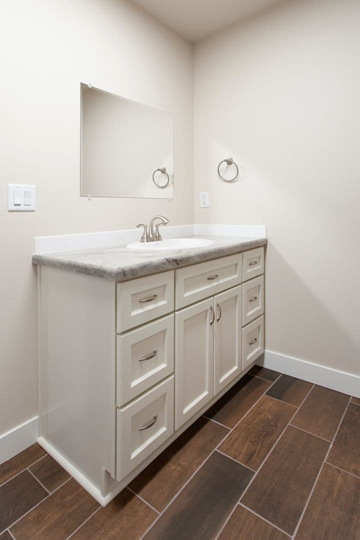 Kennewick Apartment: 5100 W Clearwater Ave