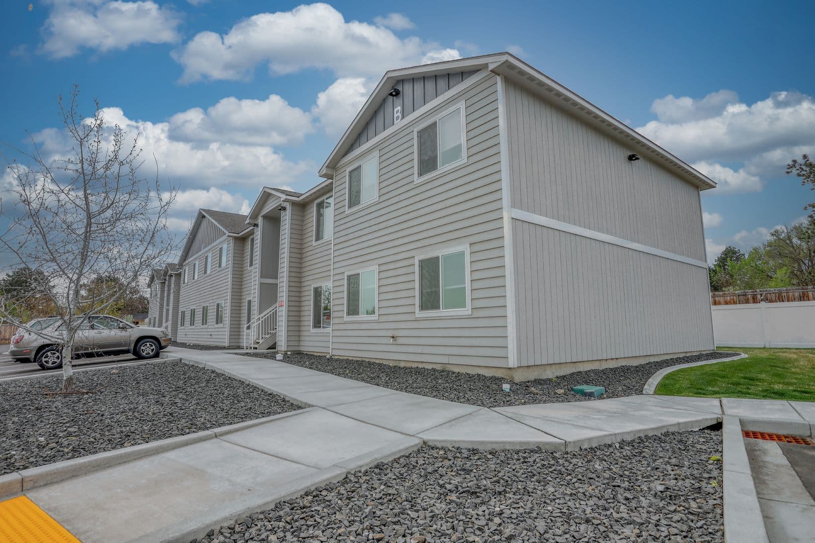 Kennewick Apartment: 3887 W 7th Ave
