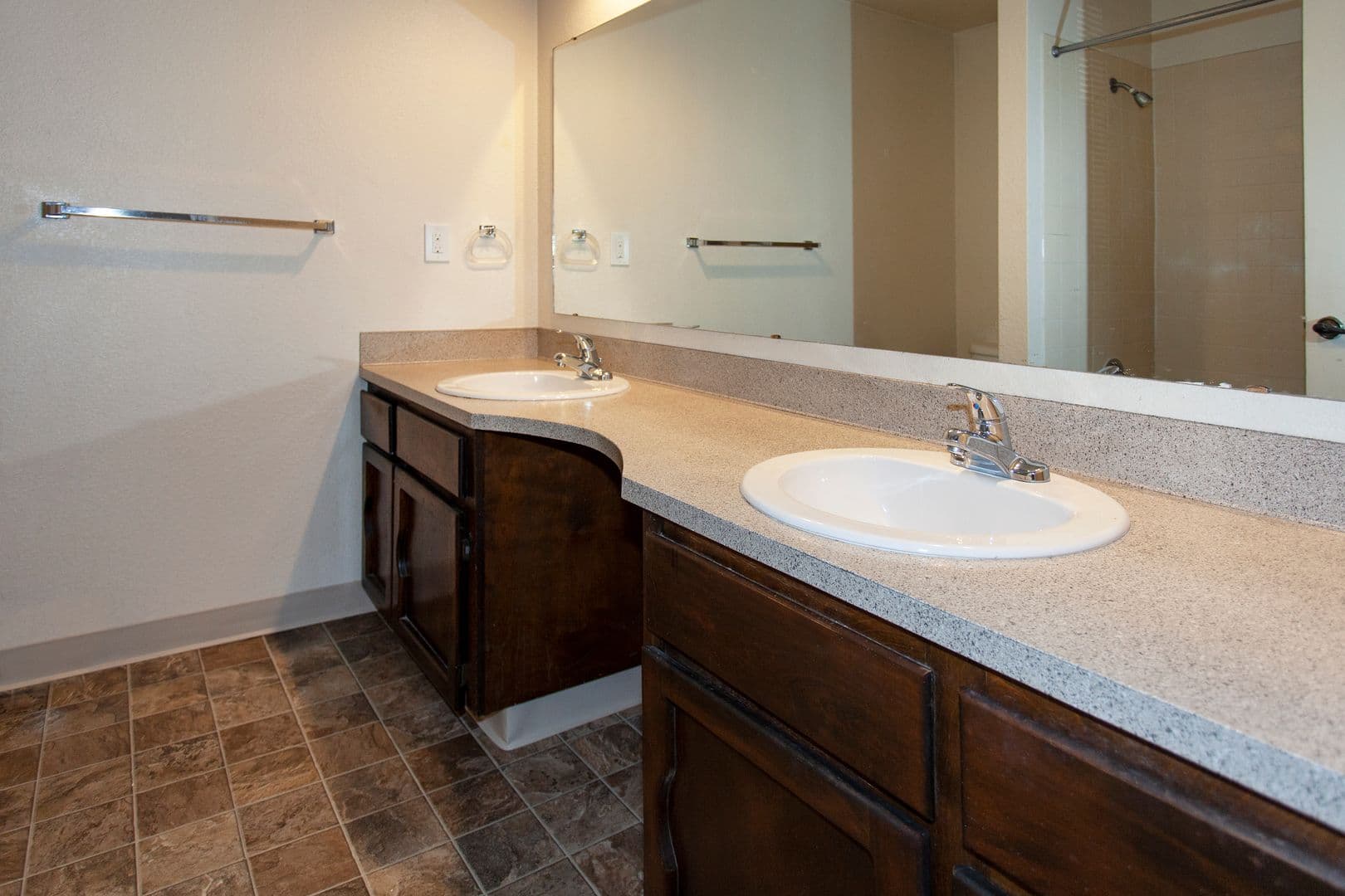 Kennewick Apartment: 5100 W Clearwater Ave