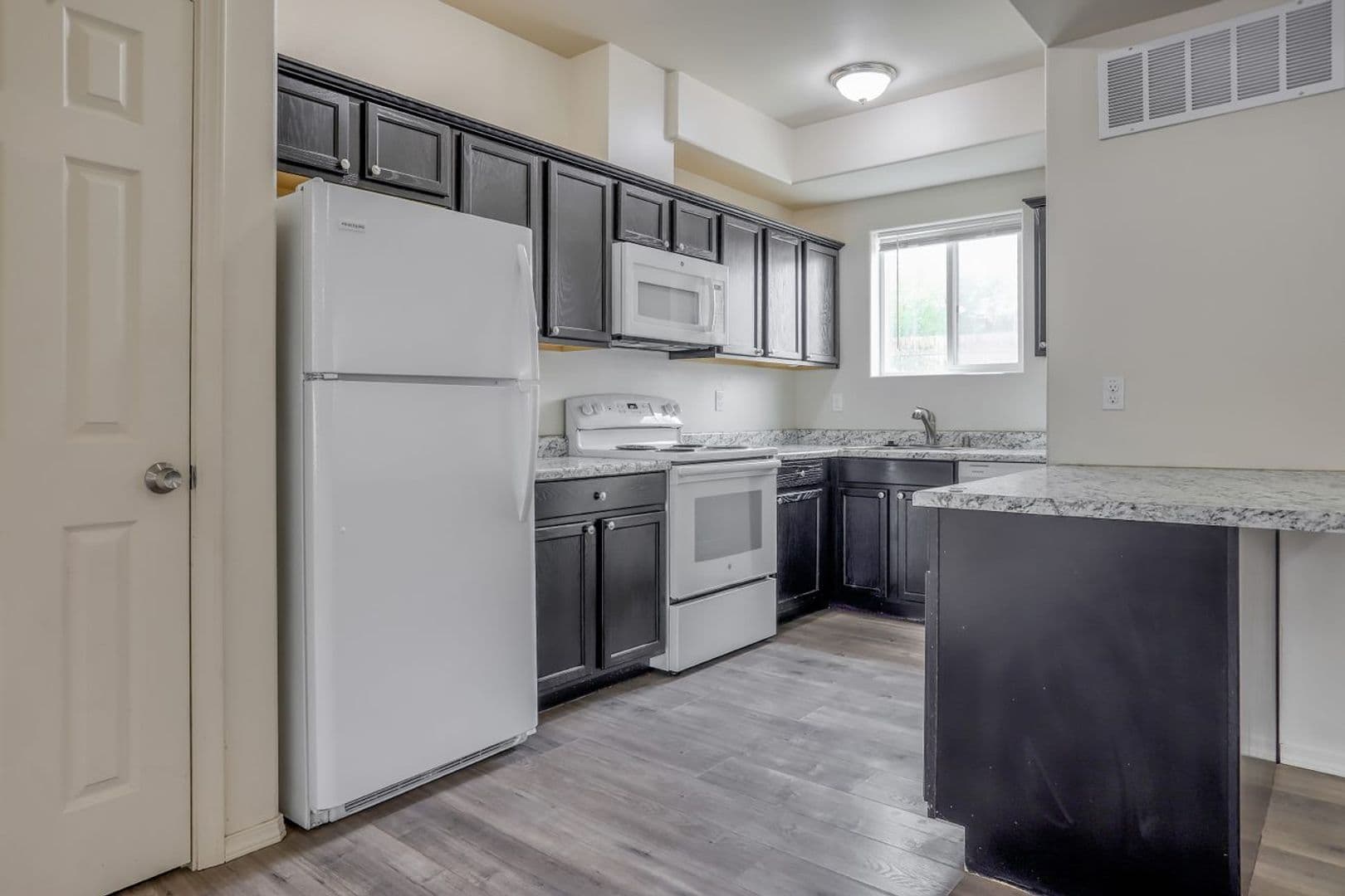 Kennewick Apartment: 3887 W 7th Ave
