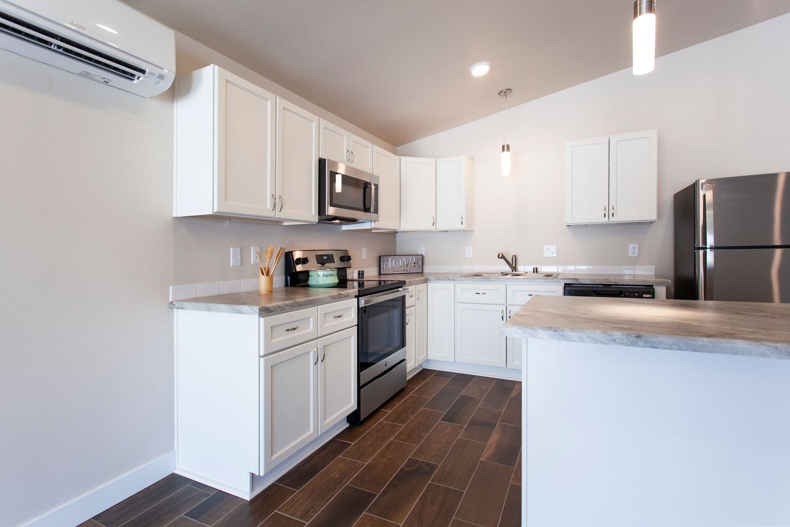 Kennewick Apartment: 5100 W Clearwater Ave