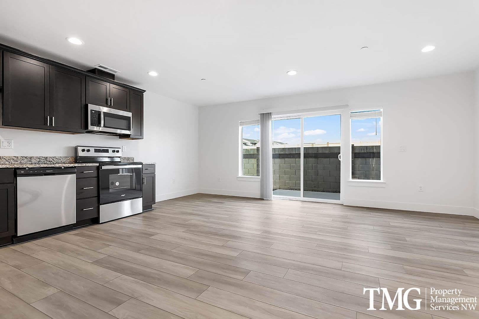 West Richland Townhome: 977 Creer Way - E-114