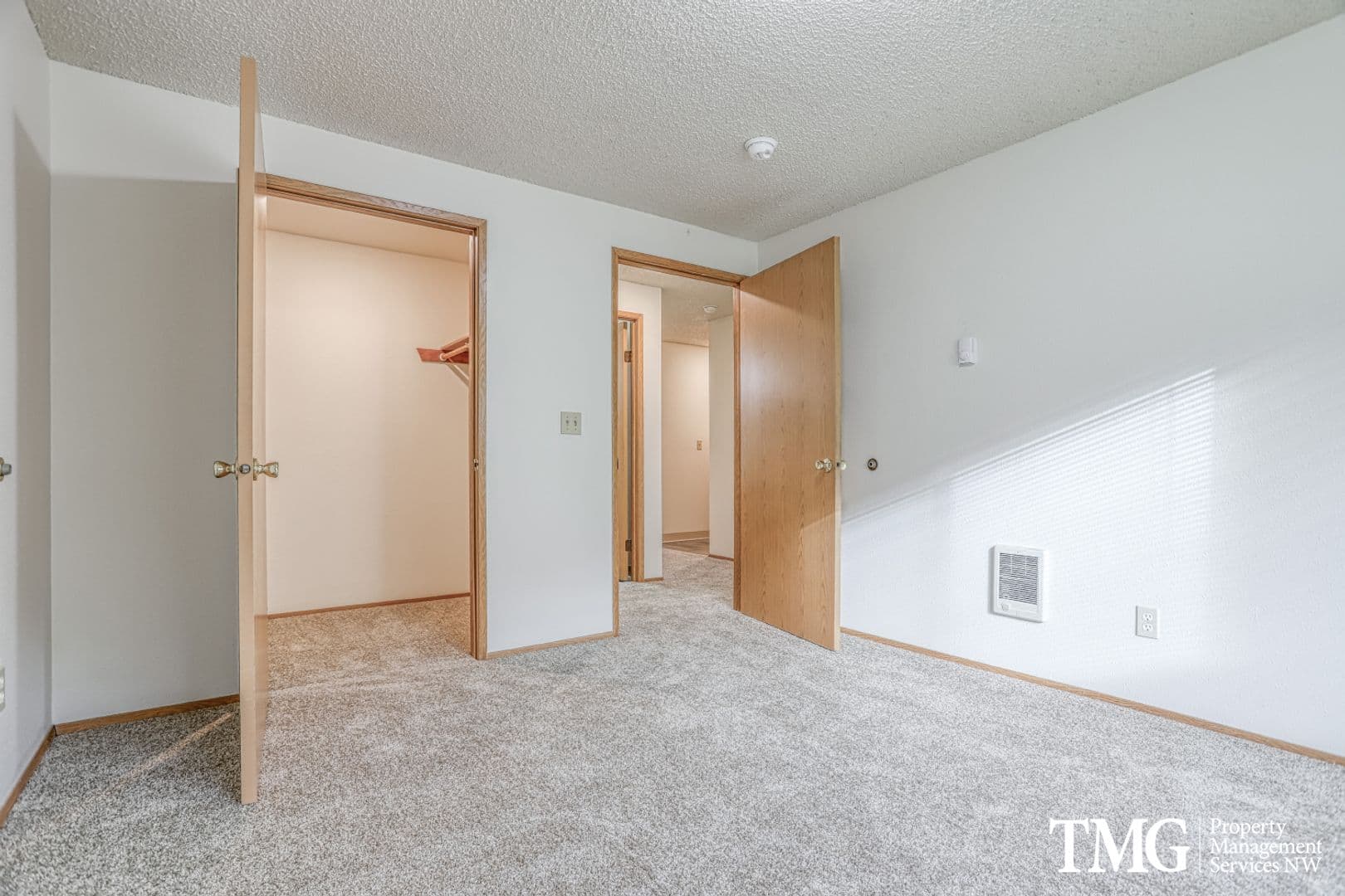 Vancouver Apartment: 3811 NE Royal View Ave