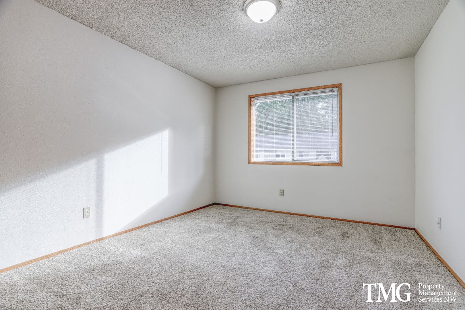 Vancouver Apartment: 3811 NE Royal View Ave