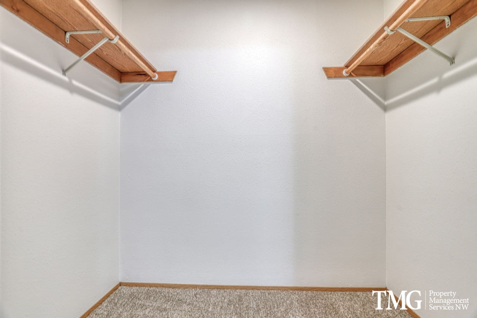 Vancouver Apartment: 3811 NE Royal View Ave