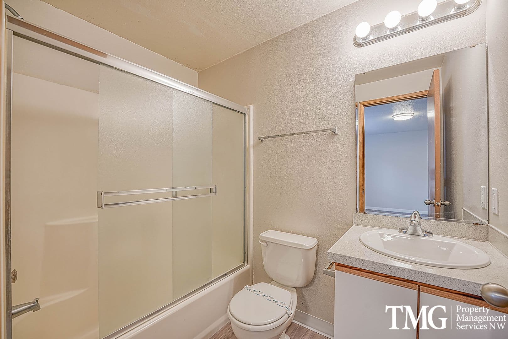 Vancouver Apartment: 13708 NE 18th St