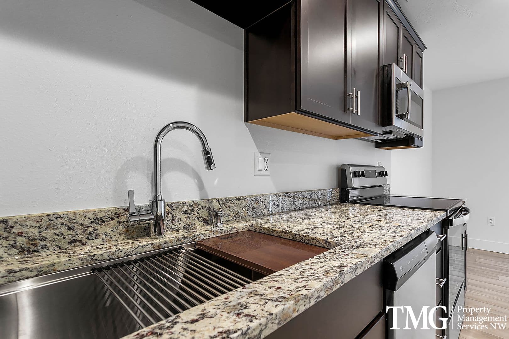 West Richland Townhome: 977 Creer Way - E-114