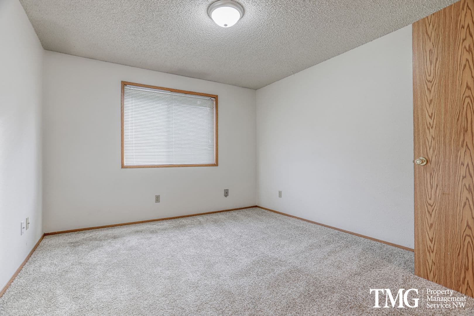 Vancouver Apartment: 3811 NE Royal View Ave