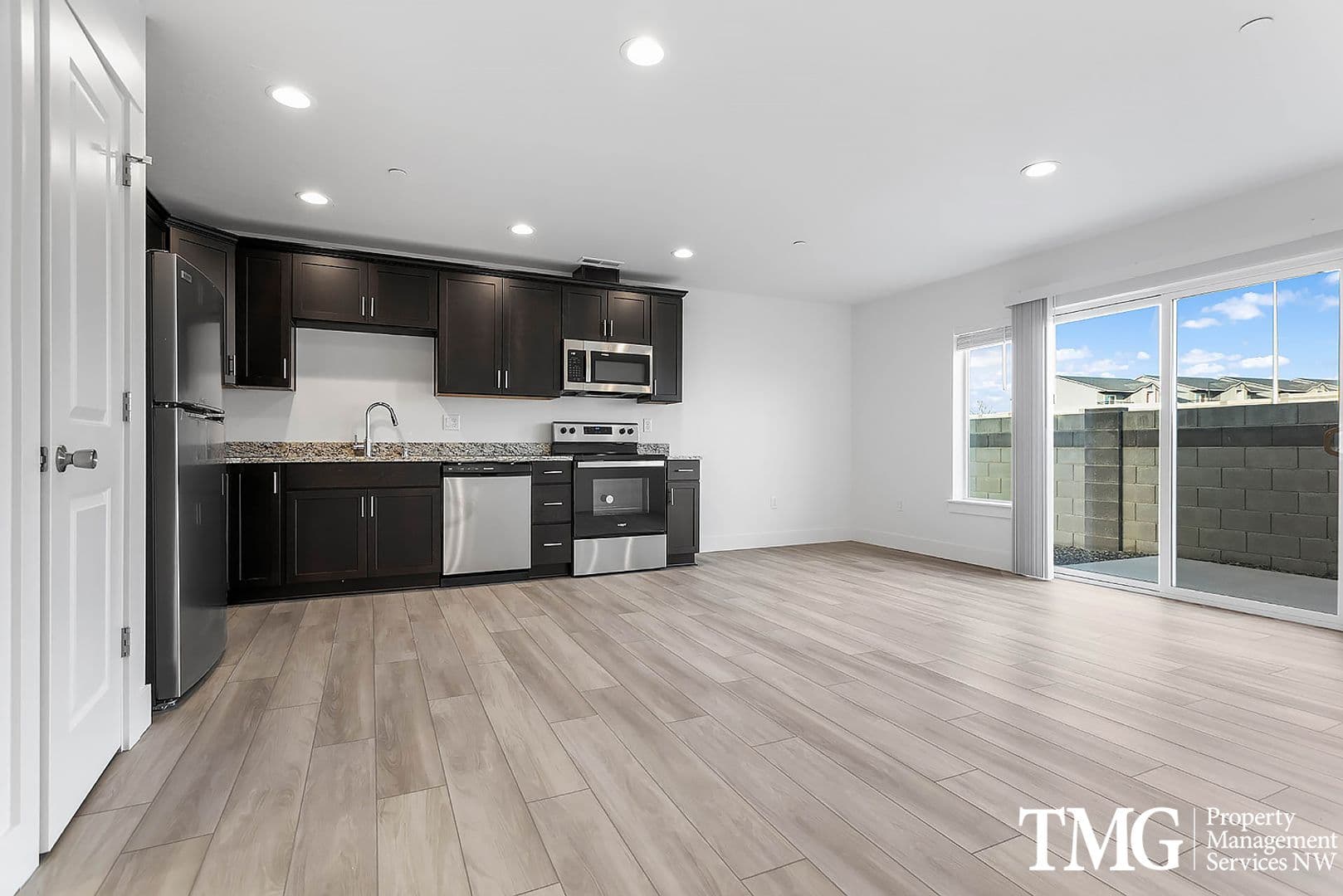 West Richland Townhome: 977 Creer Way - E-114