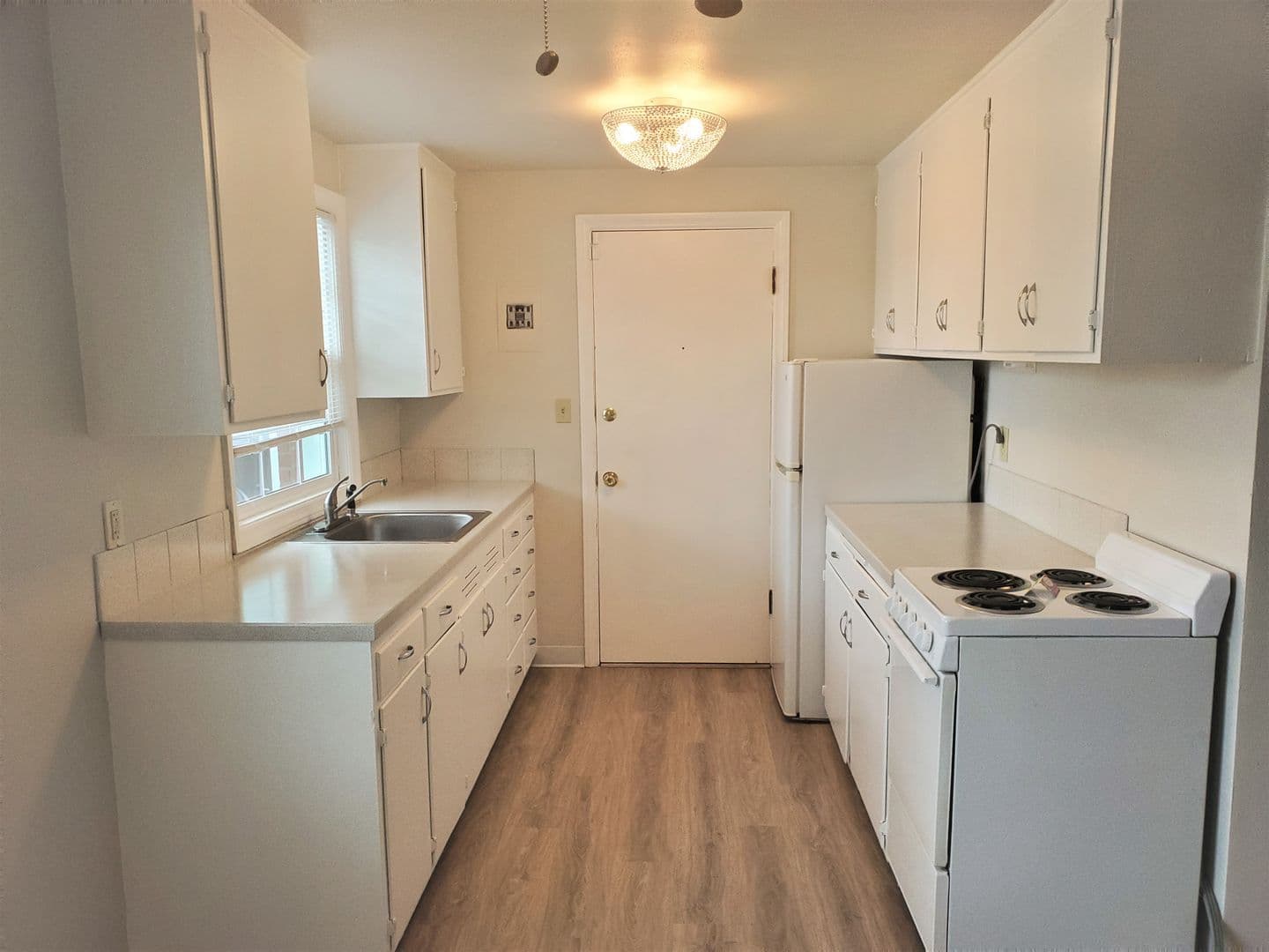 Vancouver Apartment: 1905-1915 Daniels St