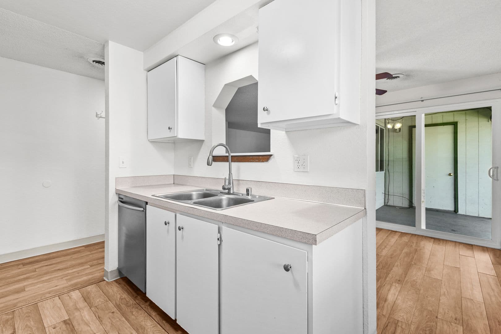 Richland Apartment: 850 Aaron Drive