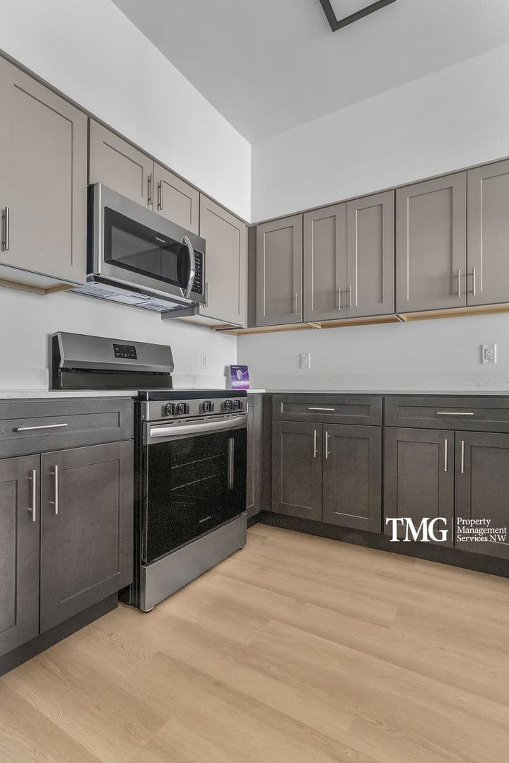 Vancouver Apartment: 12616 NE 116th Way