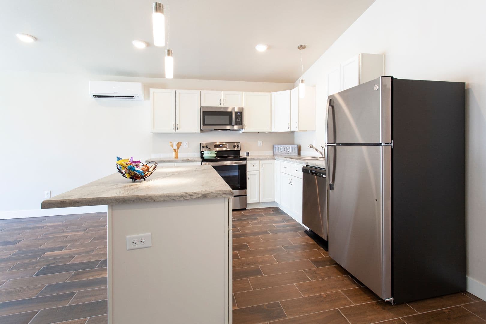 Kennewick Apartment: 5100 W Clearwater Ave
