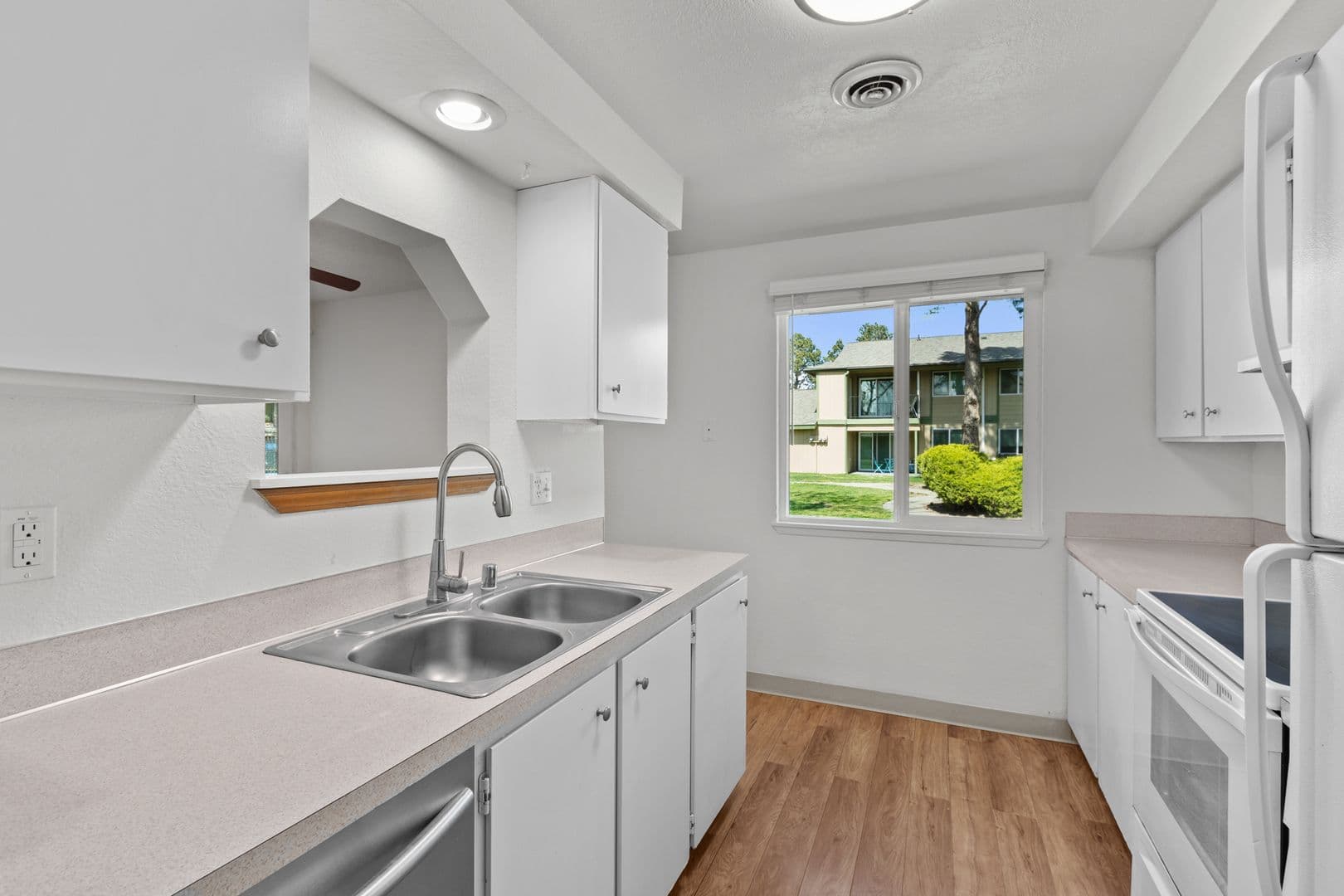 Richland Apartment: 850 Aaron Drive