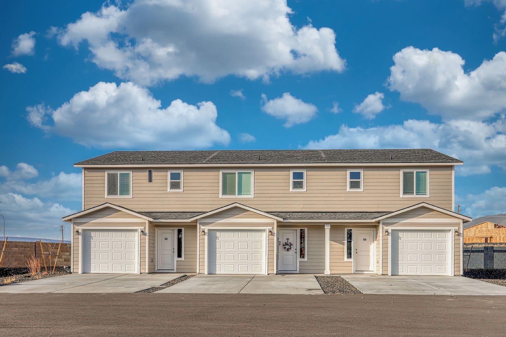 West Richland Townhome: 977 Creer Way - E-114
