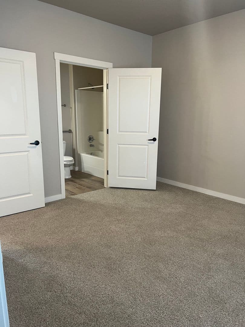 Vancouver Apartment: 608 NE 86th St