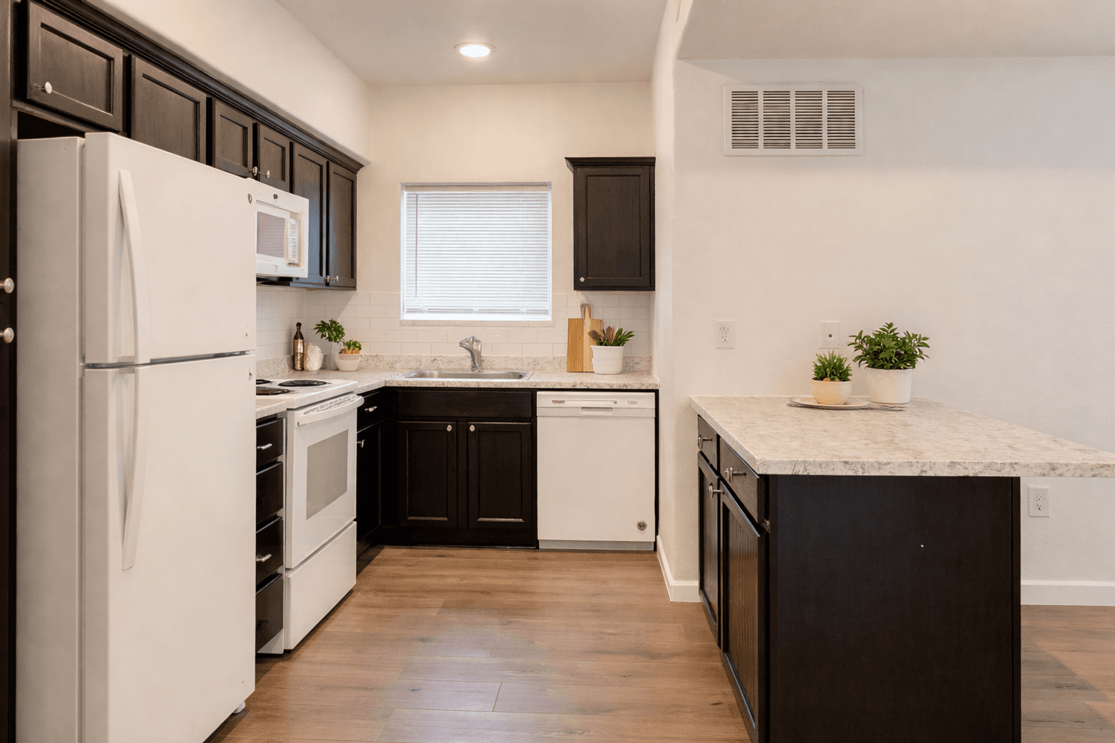 Kennewick Apartment: 3887 W 7th Ave