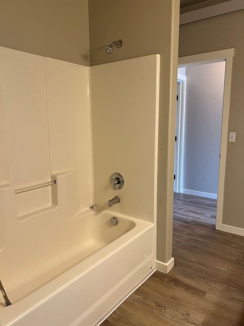 Vancouver Apartment: 608 NE 86th St
