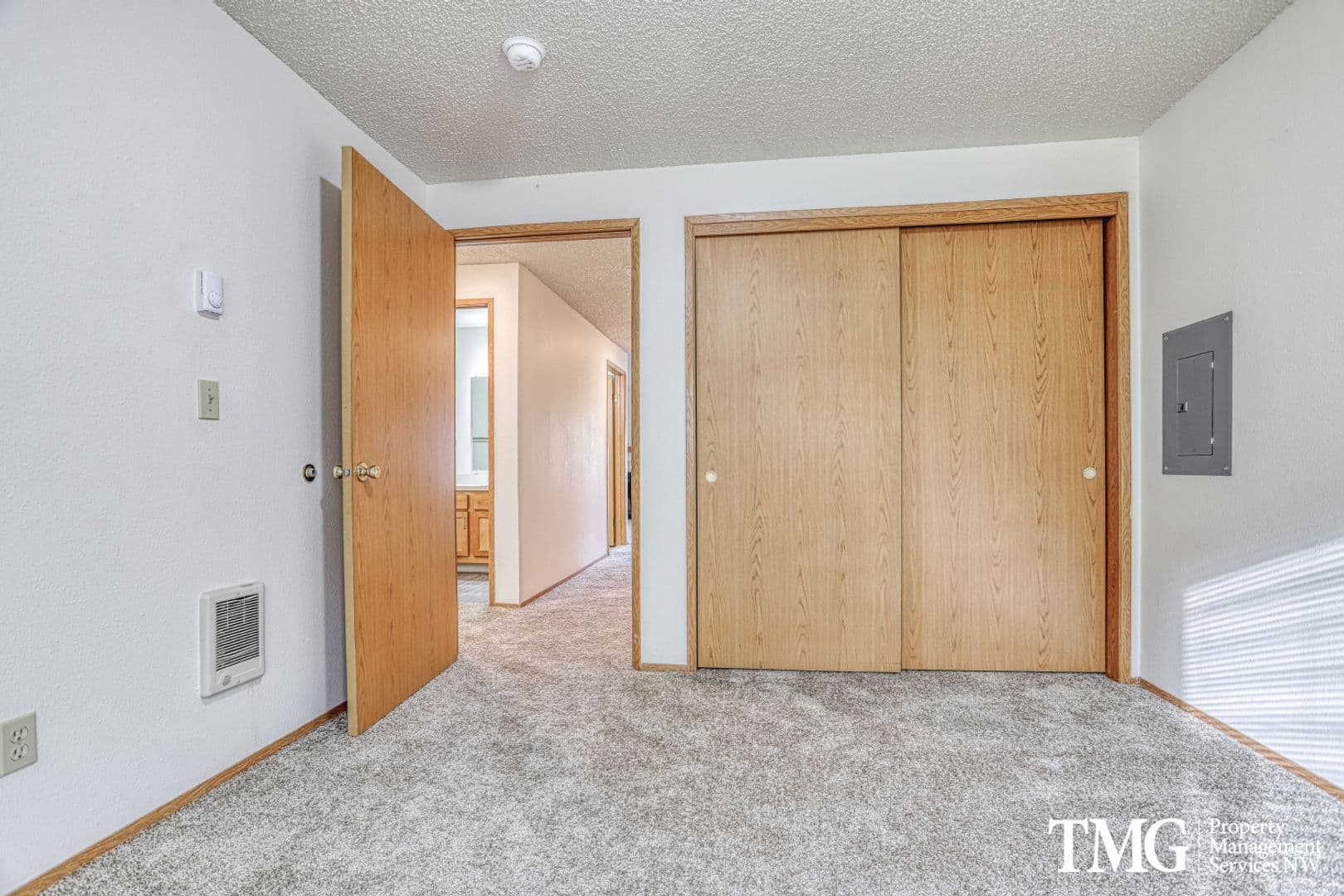 Vancouver Apartment: 3811 NE Royal View Ave