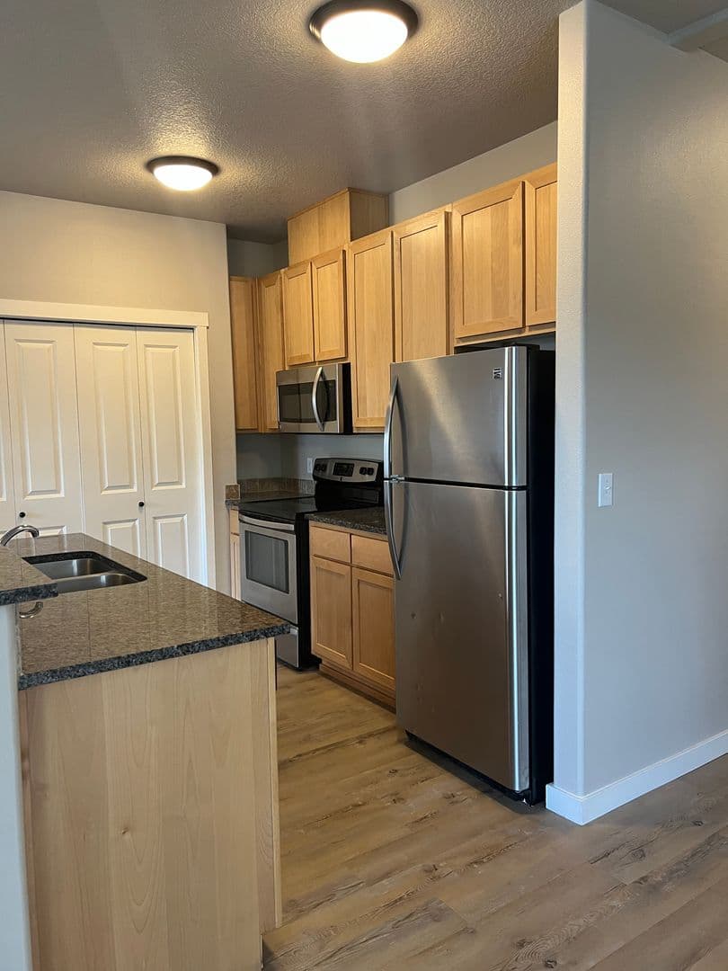 Vancouver Apartment: 608 NE 86th St