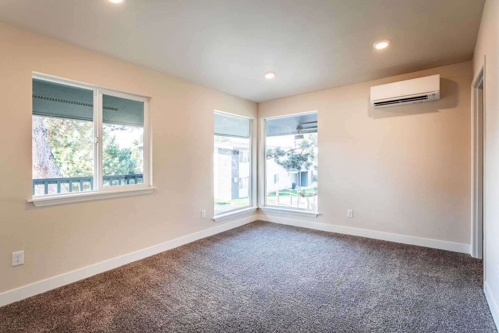 Kennewick Apartment: 5100 W Clearwater Ave