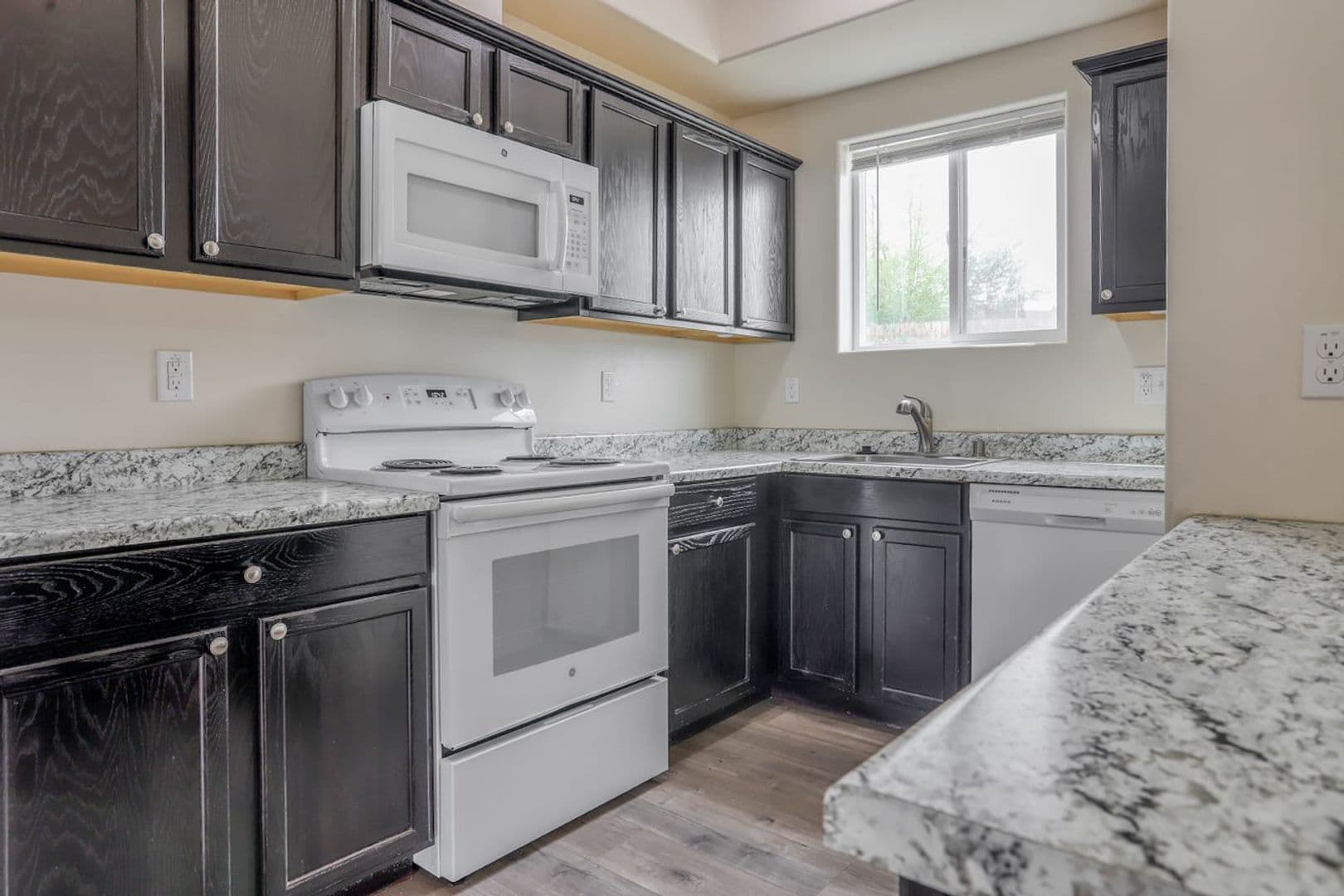 Kennewick Apartment: 3887 W 7th Ave