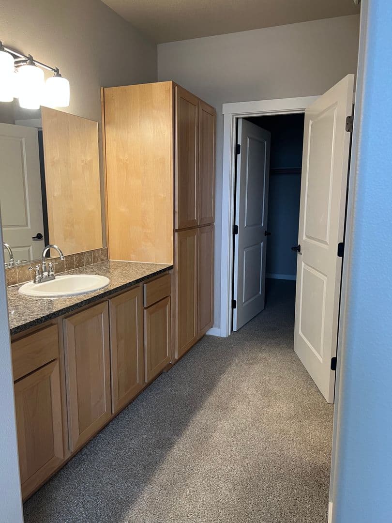 Vancouver Apartment: 608 NE 86th St