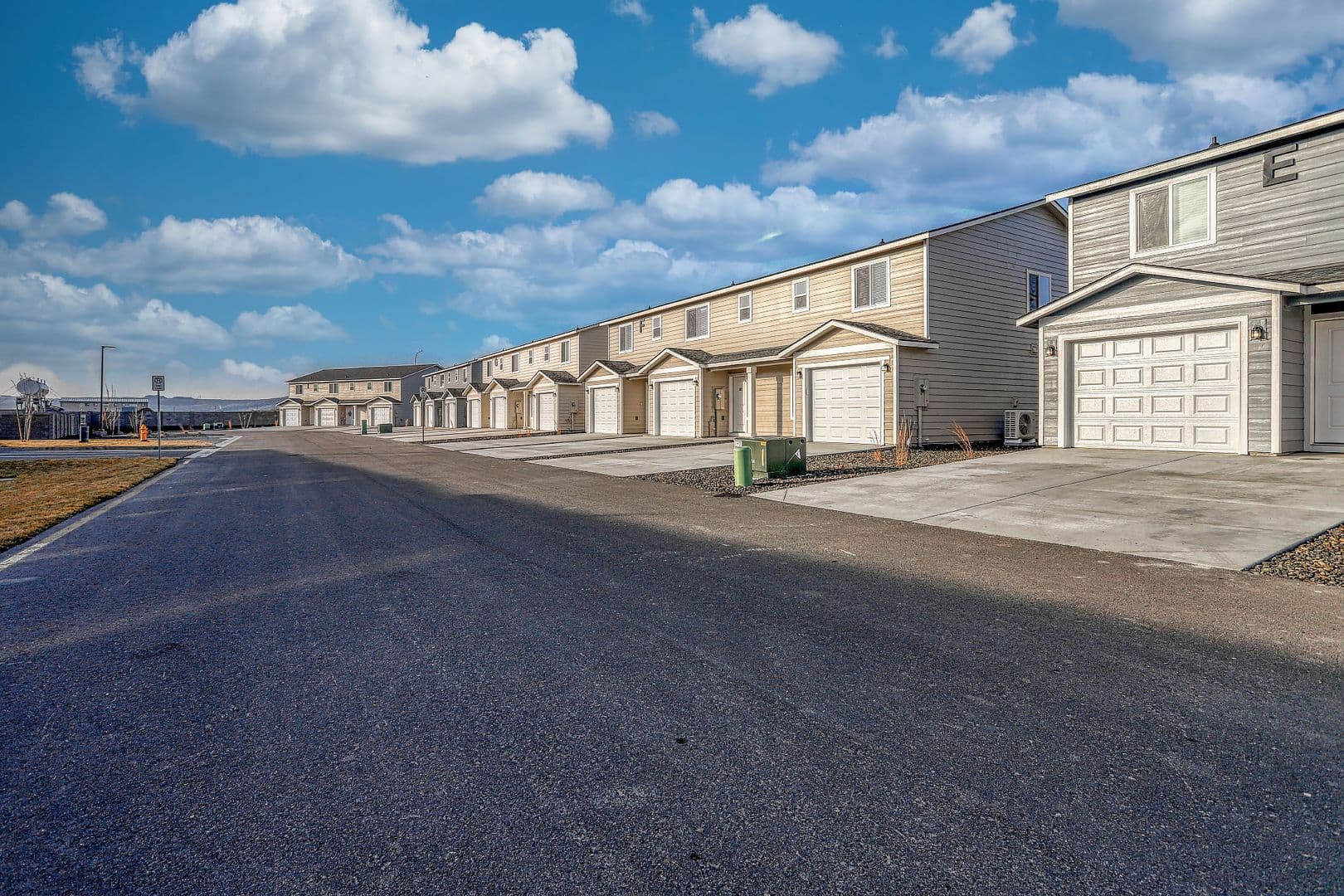 West Richland Townhome: 977 Creer Way - E-114
