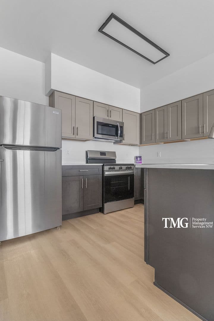 Vancouver Apartment: 12616 NE 116th Way