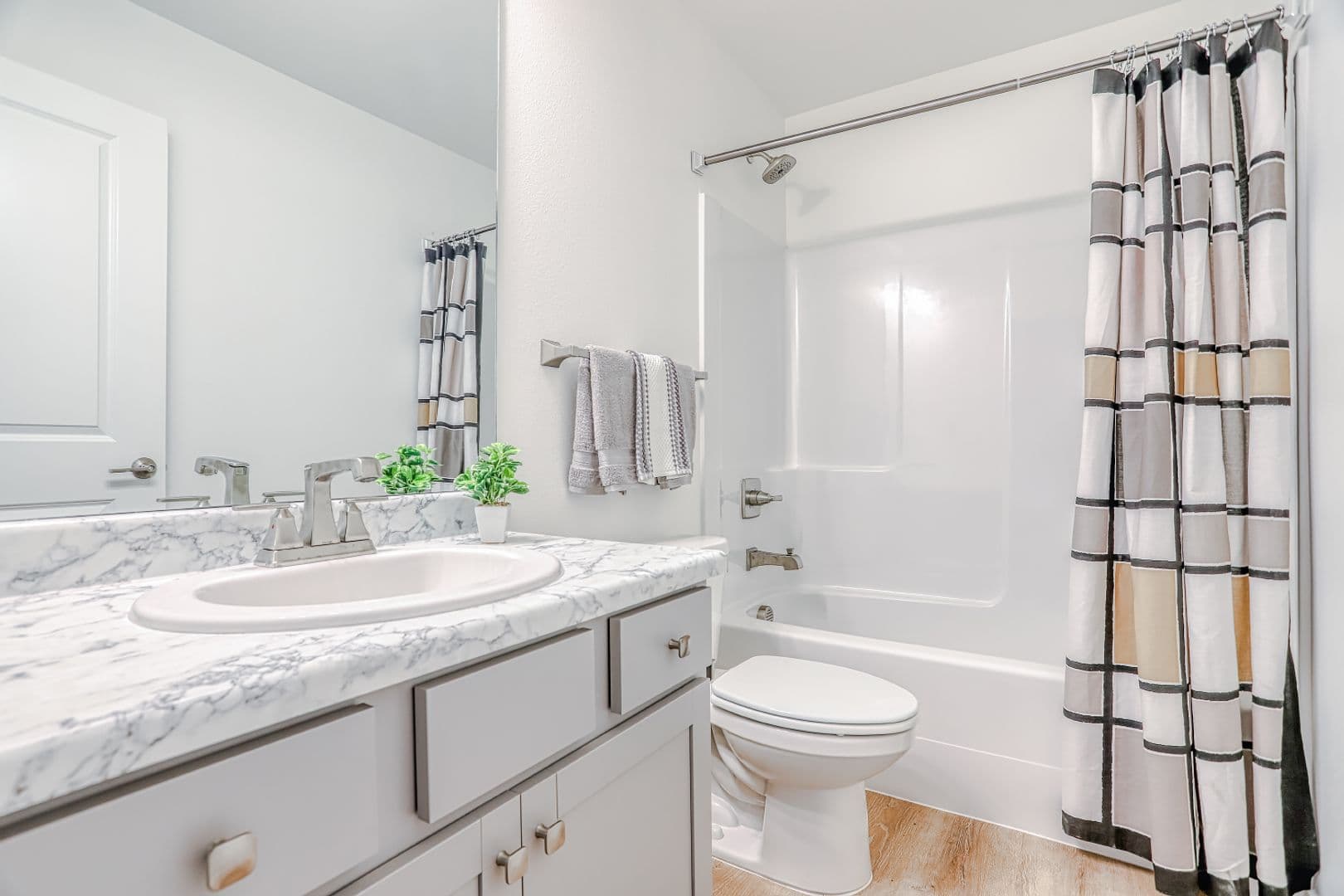 Kennewick Apartment: 2652 W 15th Ave