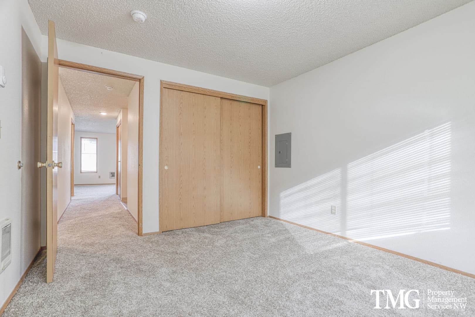Vancouver Apartment: 3811 NE Royal View Ave