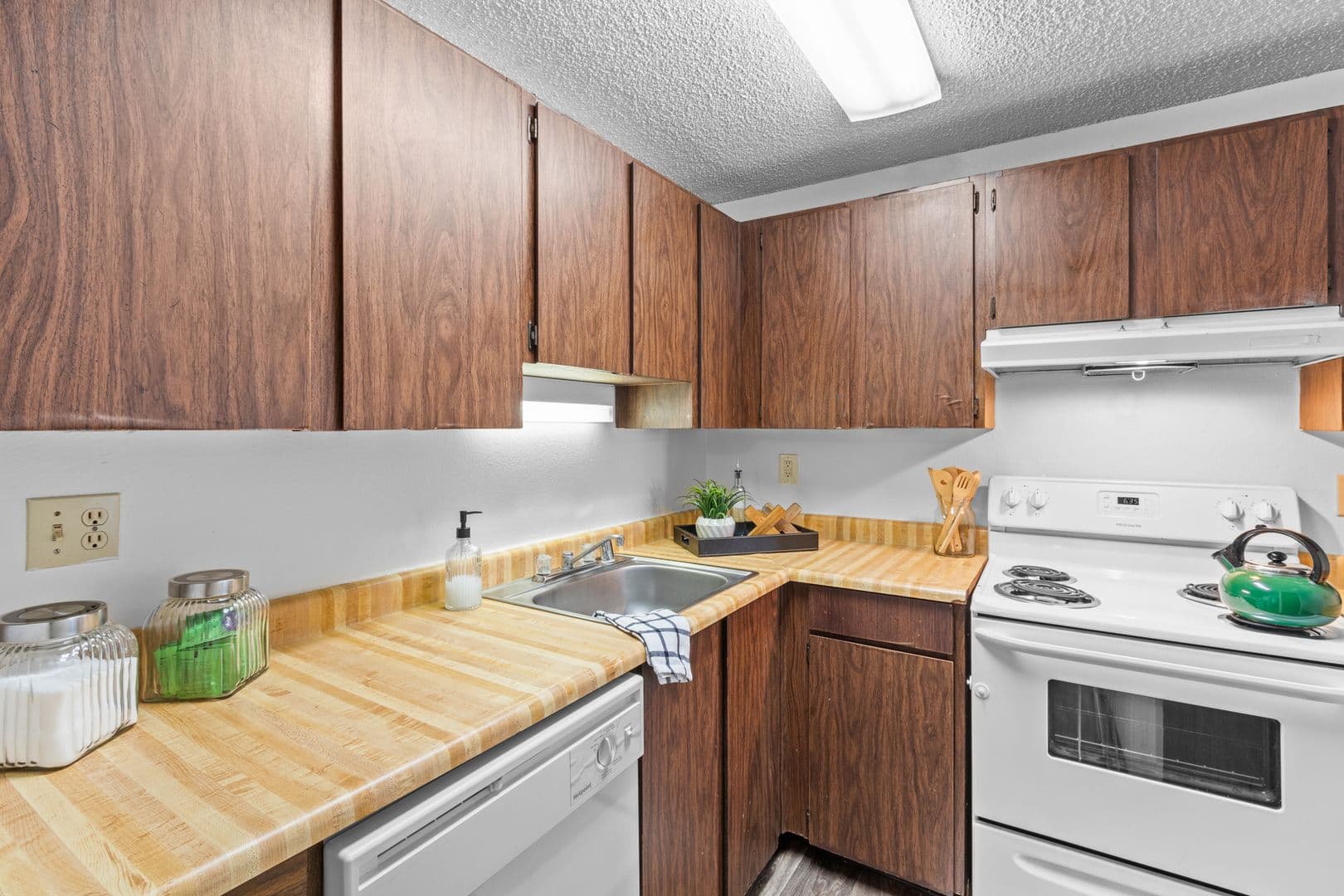 Kennewick Apartment: 445 N Volland St