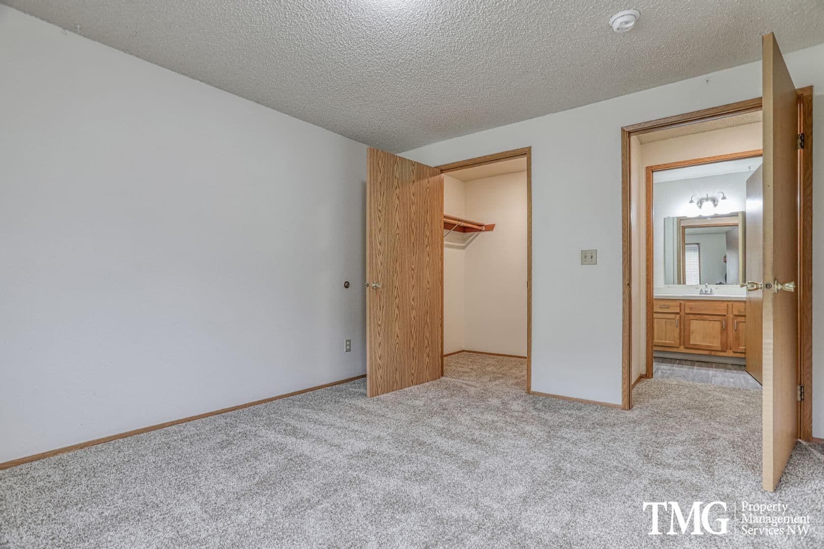 Vancouver Apartment: 3811 NE Royal View Ave
