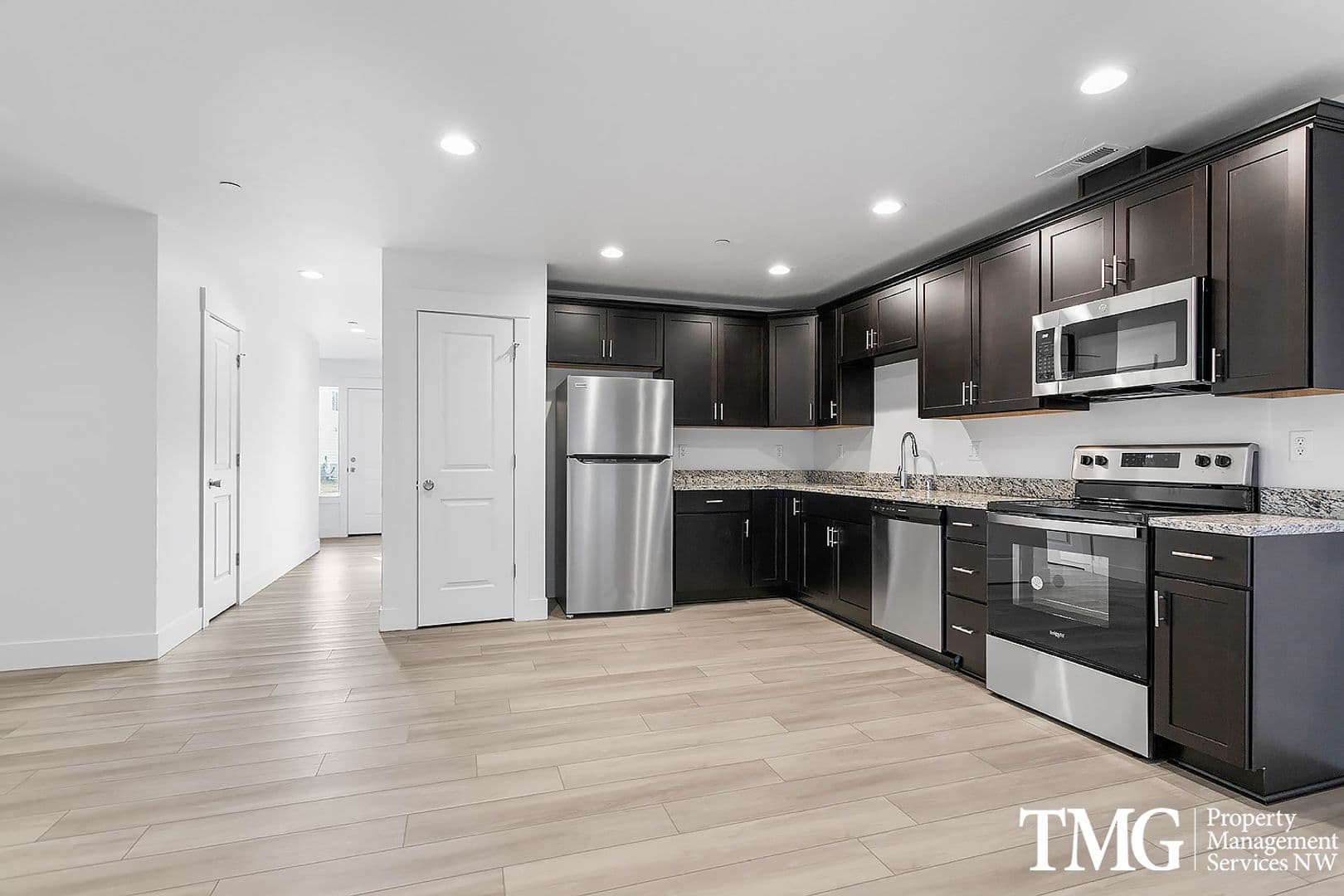 West Richland Townhome: 977 Creer Way - E-114