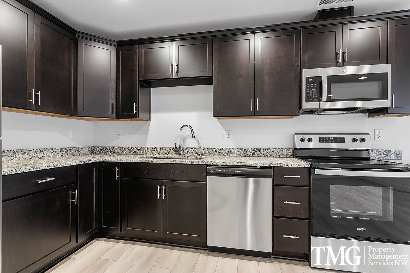 West Richland Townhome: 977 Creer Way - E-114