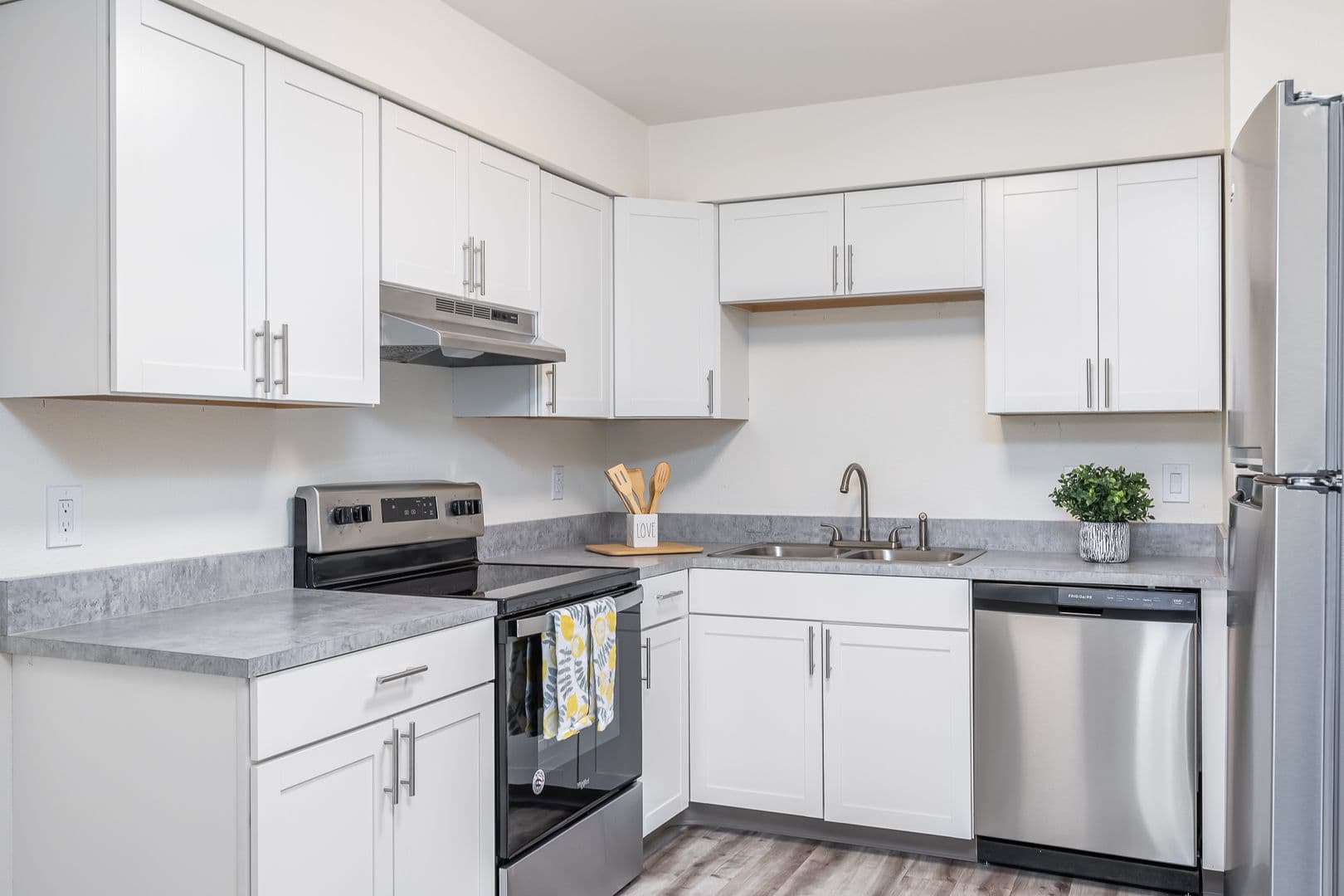 Kennewick Apartment: 3131 W Hood Ave