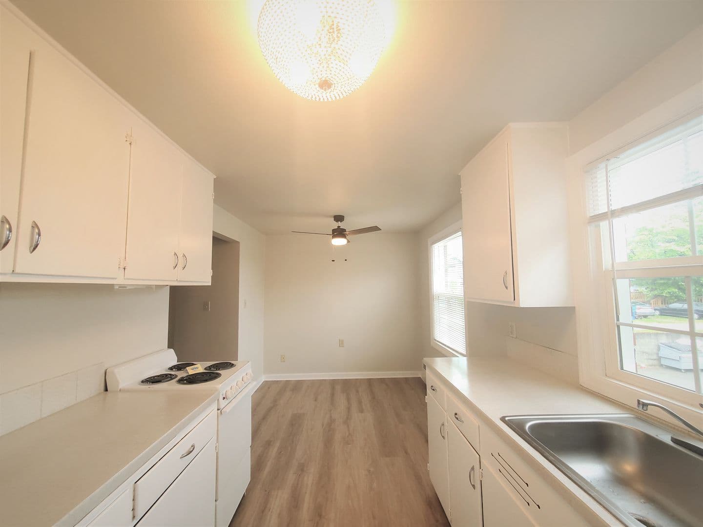 Vancouver Apartment: 1905-1915 Daniels St