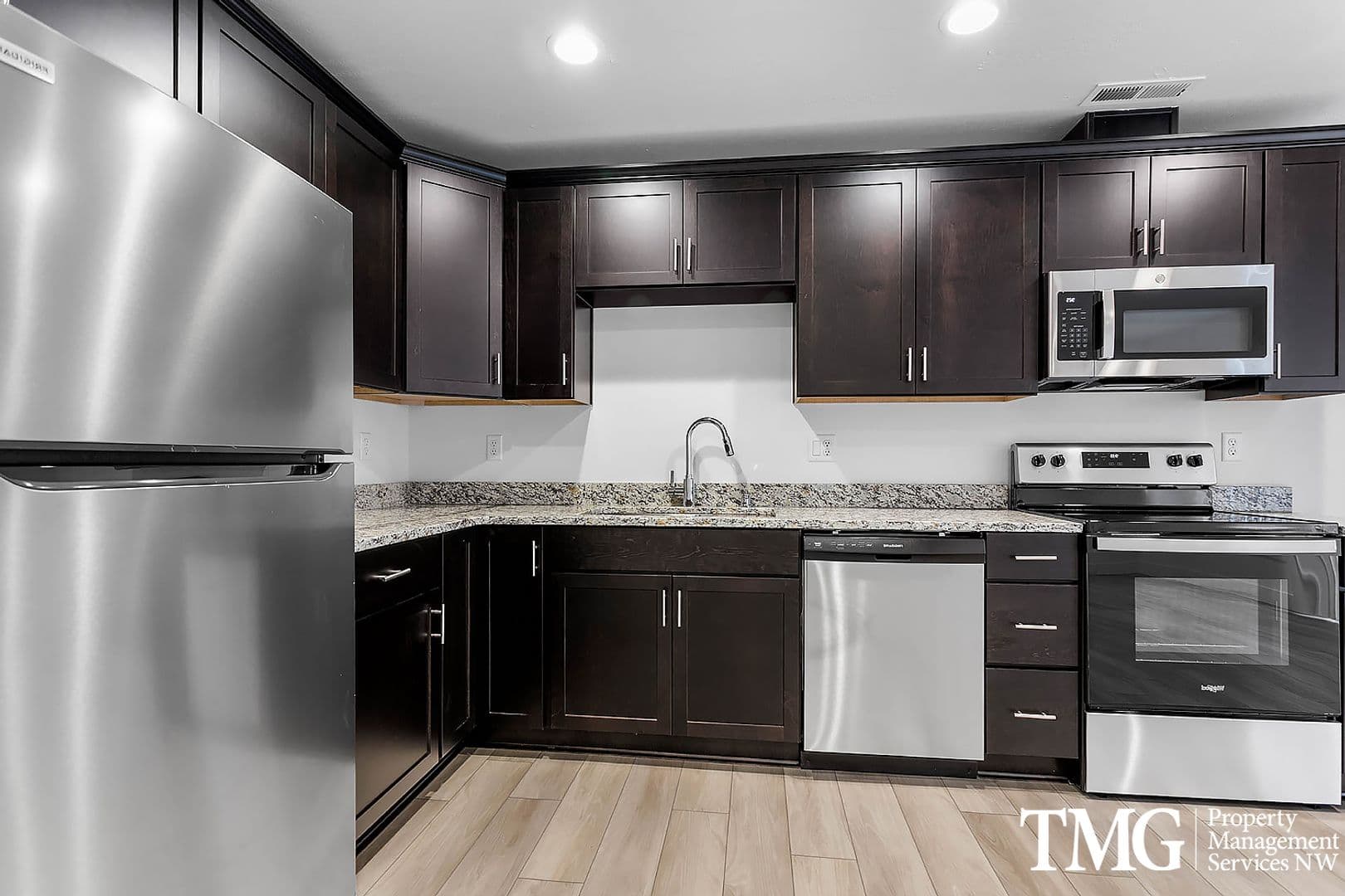 West Richland Townhome: 977 Creer Way - E-114