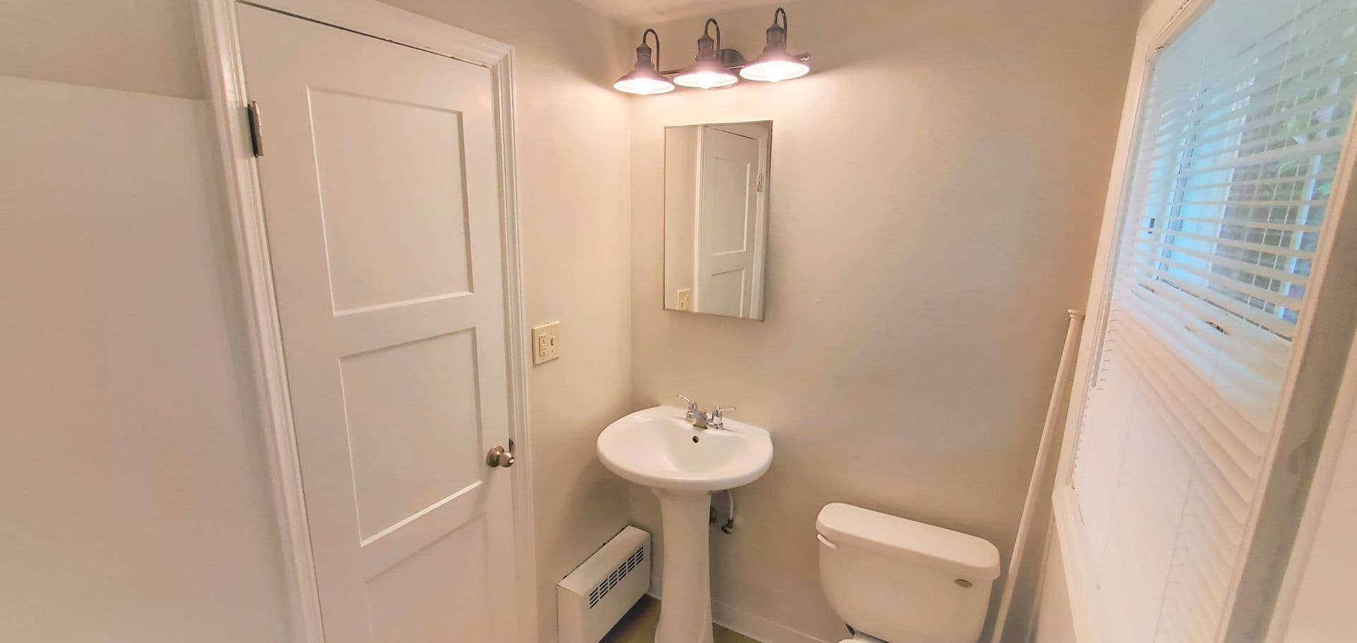 Vancouver Apartment: 1905-1915 Daniels St